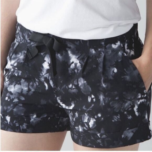 Lululemon Cuffed Shorts Women Size 4 - Picture 1 of 10
